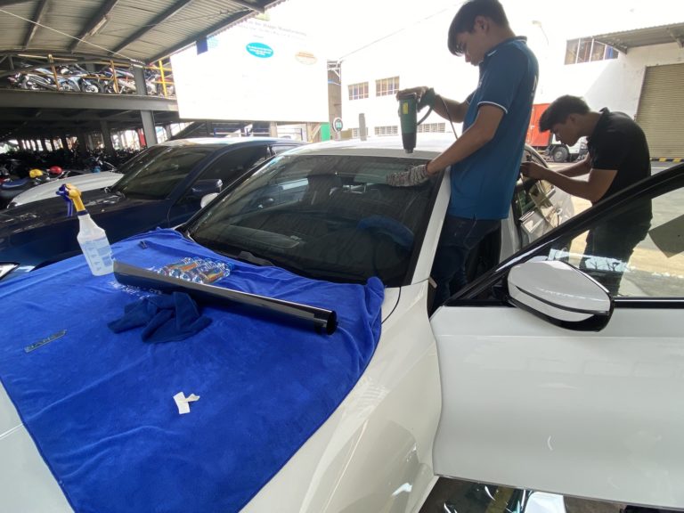 Thi công dán phim cách nhiệt ô tô